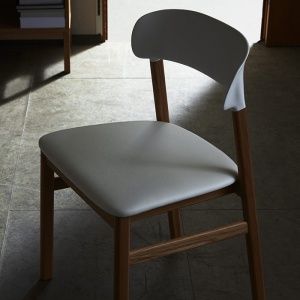 NORMANN COPENHAGEN židle Herit Oak polstrovaná kůže šedozelená