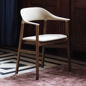 NORMANN COPENHAGEN židle Herit Oak s područkami polstrovaná kůže bílá