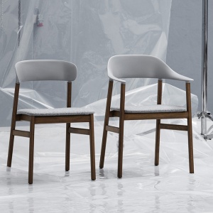 NORMANN COPENHAGEN židle Herit Oak s područkami polstrovaná kůže šedozelená