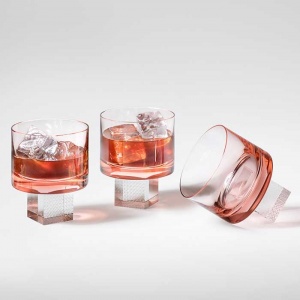 LUKÁŠ HOUDEK sklenice na whisky Cube růžová