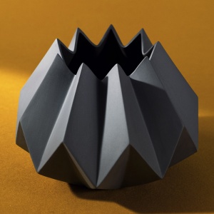 AUDO (MENU) váza Folded Carbon nízká tmavě šedá