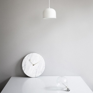 AUDO (MENU) nástěnné hodiny Marble bílé