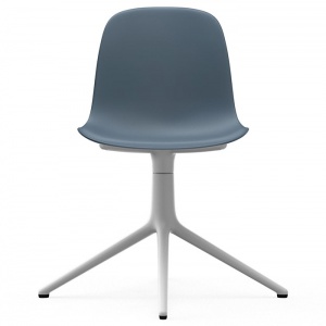 NORMANN COPENHAGEN židle Form Swivel modrá