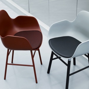NORMANN COPENHAGEN židle Form Chrome s područkami šedá