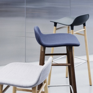 NORMANN COPENHAGEN barová židle Form Wood šedá
