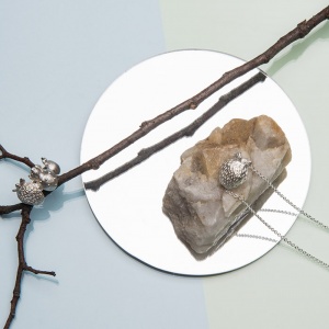 NASTASSIA ALEINIKAVA náhrdelník Scandinavian Forest jahoda stříbrný