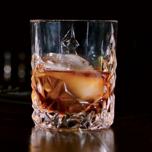 NACHTMANN láhev s uzávěrem a sklenice na whisky Sculpture