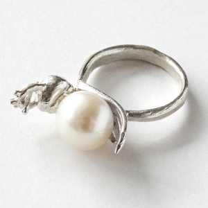 JANJA PROKIĆ prsten Ruka s perlou stříbrný