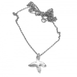 NASTASSIA ALEINIKAVA náhrdelník Comets Cross stříbrný