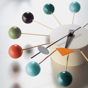 VITRA nástěnné hodiny Ball Clock barvy