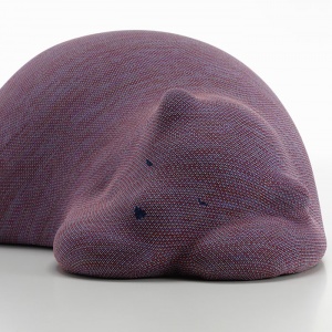 VITRA dekorace Resting Bear fialová