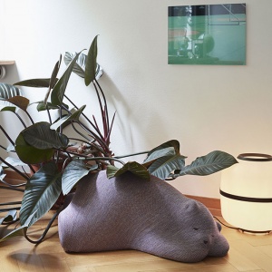 VITRA dekorace Resting Bear fialová