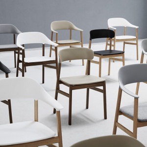 NORMANN COPENHAGEN židle Herit Oak polstrovaná kůže písková