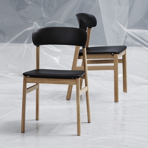 NORMANN COPENHAGEN židle Herit Oak polstrovaná kůže písková