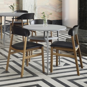 NORMANN COPENHAGEN židle Herit Oak polstrovaná kůže písková