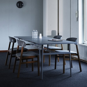 NORMANN COPENHAGEN židle Herit Oak polstrovaná kůže písková