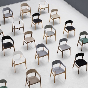 NORMANN COPENHAGEN židle Herit Oak s područkami polstrovaná vlna černá