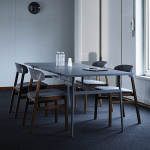 NORMANN COPENHAGEN židle Herit Oak s područkami polstrovaná vlna černá