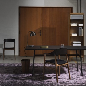 NORMANN COPENHAGEN židle Herit Oak s područkami polstrovaná kůže bílá