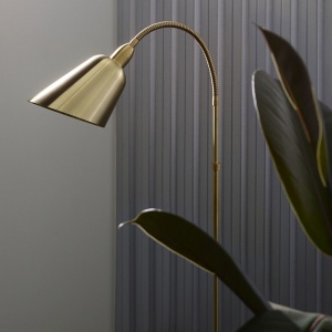 &TRADITION stojací lampa Bellevue AJ7 mosaz