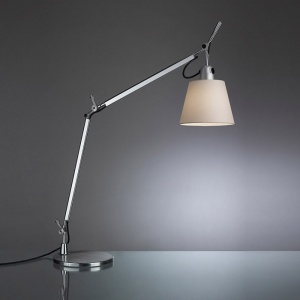 ARTEMIDE stolní lampa Tolomeo Basculante s podstavcem pergamenová
