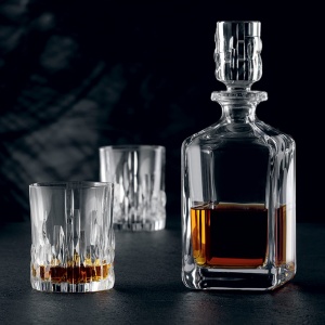 láhev s uzávěrem a sklenice na whisky Shu Fa