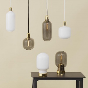NORMANN COPENHAGEN závěsné svítidlo Amp bílé/mosaz malé