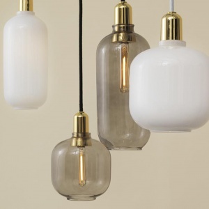 NORMANN COPENHAGEN závěsné svítidlo Amp bílé/mosaz malé