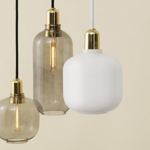 NORMANN COPENHAGEN závěsné svítidlo Amp bílé/mosaz malé