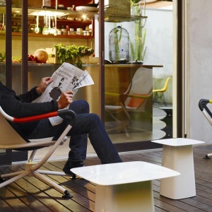 VITRA stolek Metal Side Table Outdoor malý tmavě šedý