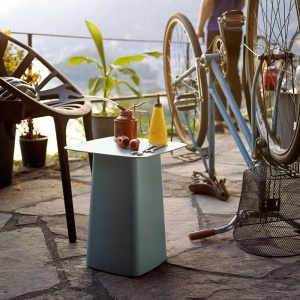 VITRA stolek Metal Side Table Outdoor střední soft light