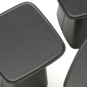 VITRA stolek Leather Side Table střední čokoládový