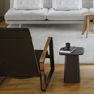 VITRA stolek Leather Side Table střední čokoládový