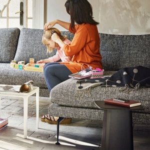 VITRA stolek Leather Side Table střední čokoládový