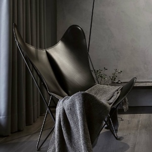 AIRBORNE křeslo AA Chair Cuir Classique zlatohnědá