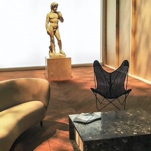 AIRBORNE křeslo AA Chair Cuir Classique zlatohnědá