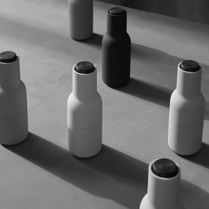 AUDO (MENU) mlýnek na sůl a pepř Bottle Grinder Ash Carbon nerez