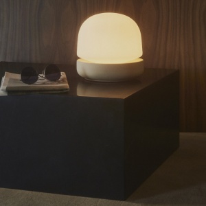 AUDO (MENU) stolní lampa Stone