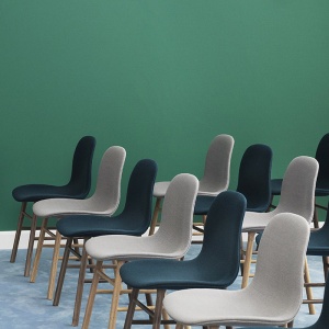 NORMANN COPENHAGEN židle Form Wood polstrovaná