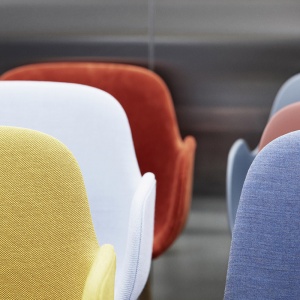 NORMANN COPENHAGEN židle Form Wood polstrovaná