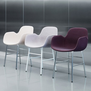 NORMANN COPENHAGEN židle Form Chrome s područkami bílá