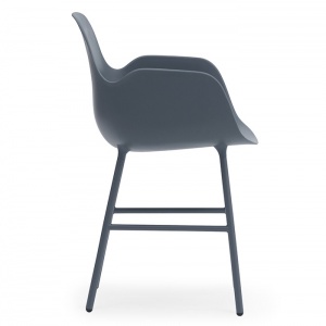 NORMANN COPENHAGEN židle Form Steel s područkami modrá