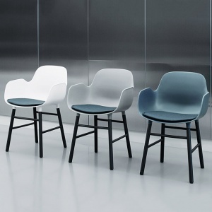 NORMANN COPENHAGEN židle Form Wood s područkami černá