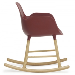 NORMANN COPENHAGEN houpací křeslo Form s područkami červené