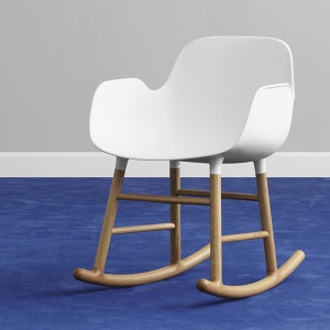 NORMANN COPENHAGEN houpací křeslo Form s područkami červené