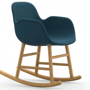 NORMANN COPENHAGEN houpací křeslo Form s područkami polstrované