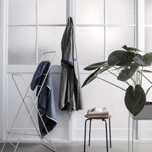 FERM LIVING květináč se stojanem Plant Box světle šedý