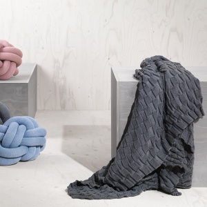DESIGN HOUSE STOCKHOLM pléd Curly Throw tmavě modrý