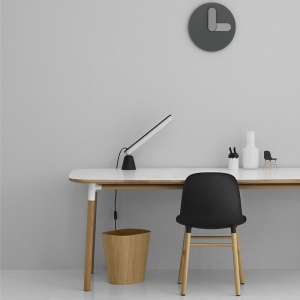NORMANN COPENHAGEN stolní lampa Acrobat pískově žlutá