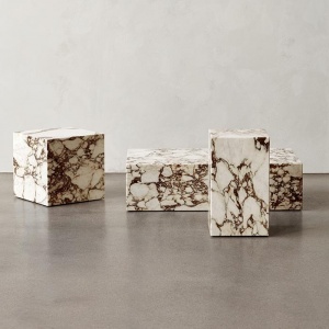 AUDO (MENU) stolek Plinth vysoký Rose Calacatta Viola Marble